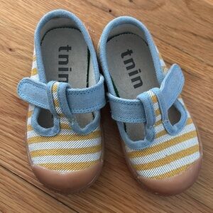 Tnin new Velcro striped Mary Jane Girls shoe 5 US